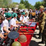 Выставка макетов оружия поисковиков на фестивале "Молодежный квартал"